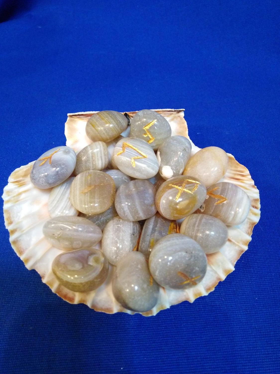 Jeu de runes en agate naturelle
