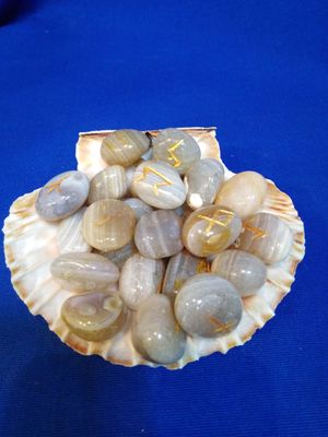 Jeu de runes en agate naturelle