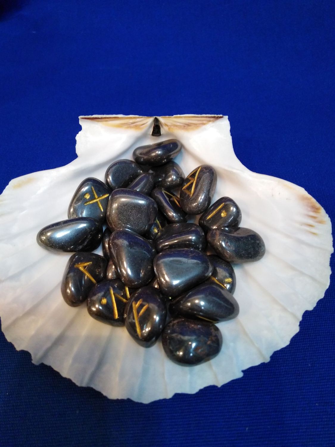 Jeu de runes en hématite