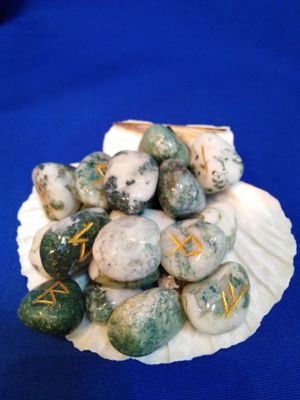 Jeu de runes en agate arbre