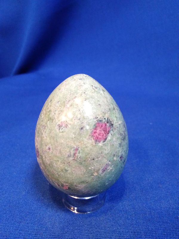 Oeuf rubis sur fuchsite