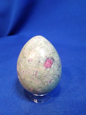 Oeuf rubis sur fuchsite