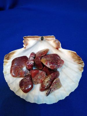 Opale rouge en pierre roulée