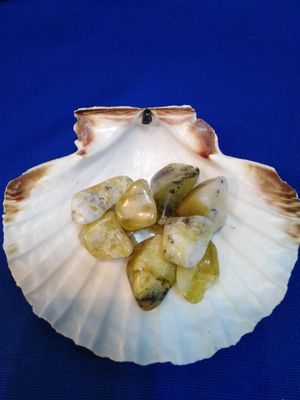 Opale jaune en pierre roulée