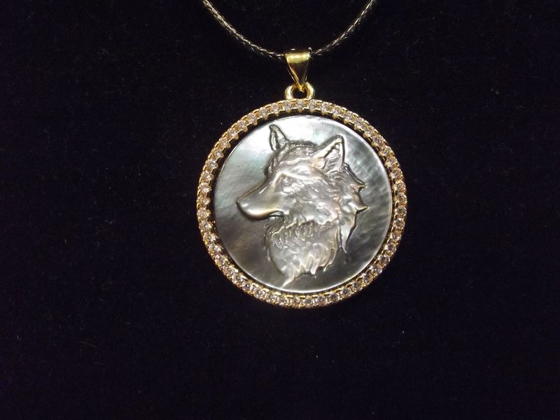 Pendentif loup en nacre noire