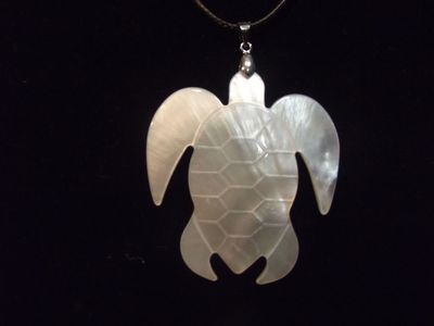 Pendentif tortue en nacre blanche