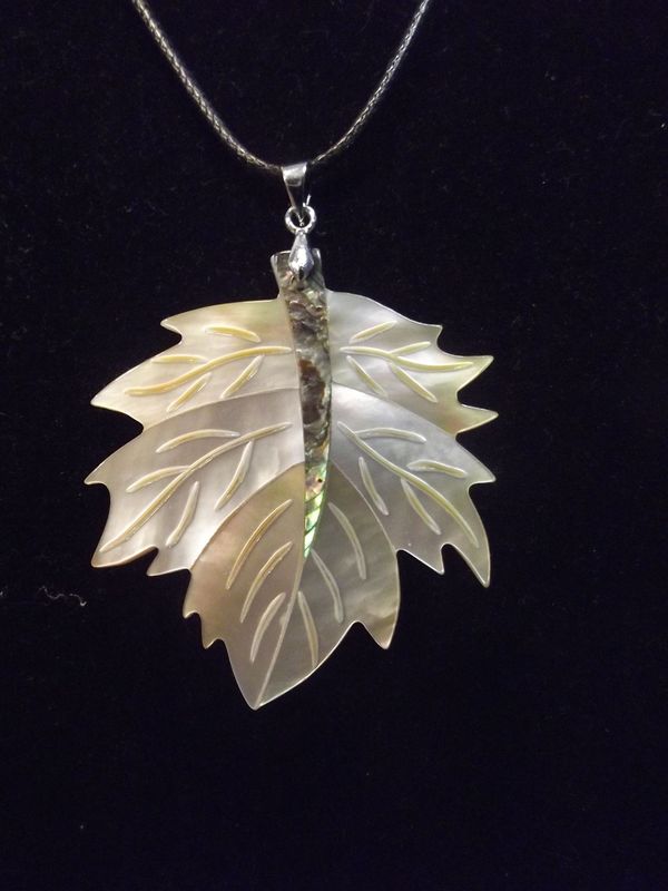 Pendentif feuille d'érable en nacre
