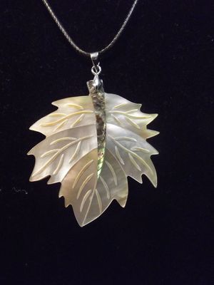 Pendentif feuille d'érable en nacre