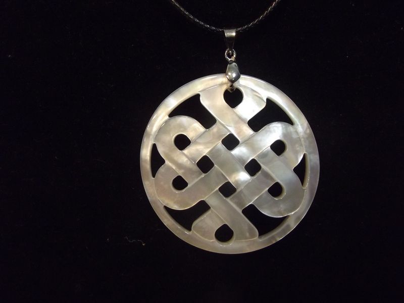 Pendentif noeud celtique en nacre blanche