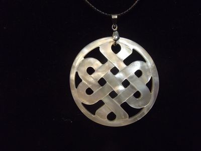 Pendentif noeud celtique en nacre blanche