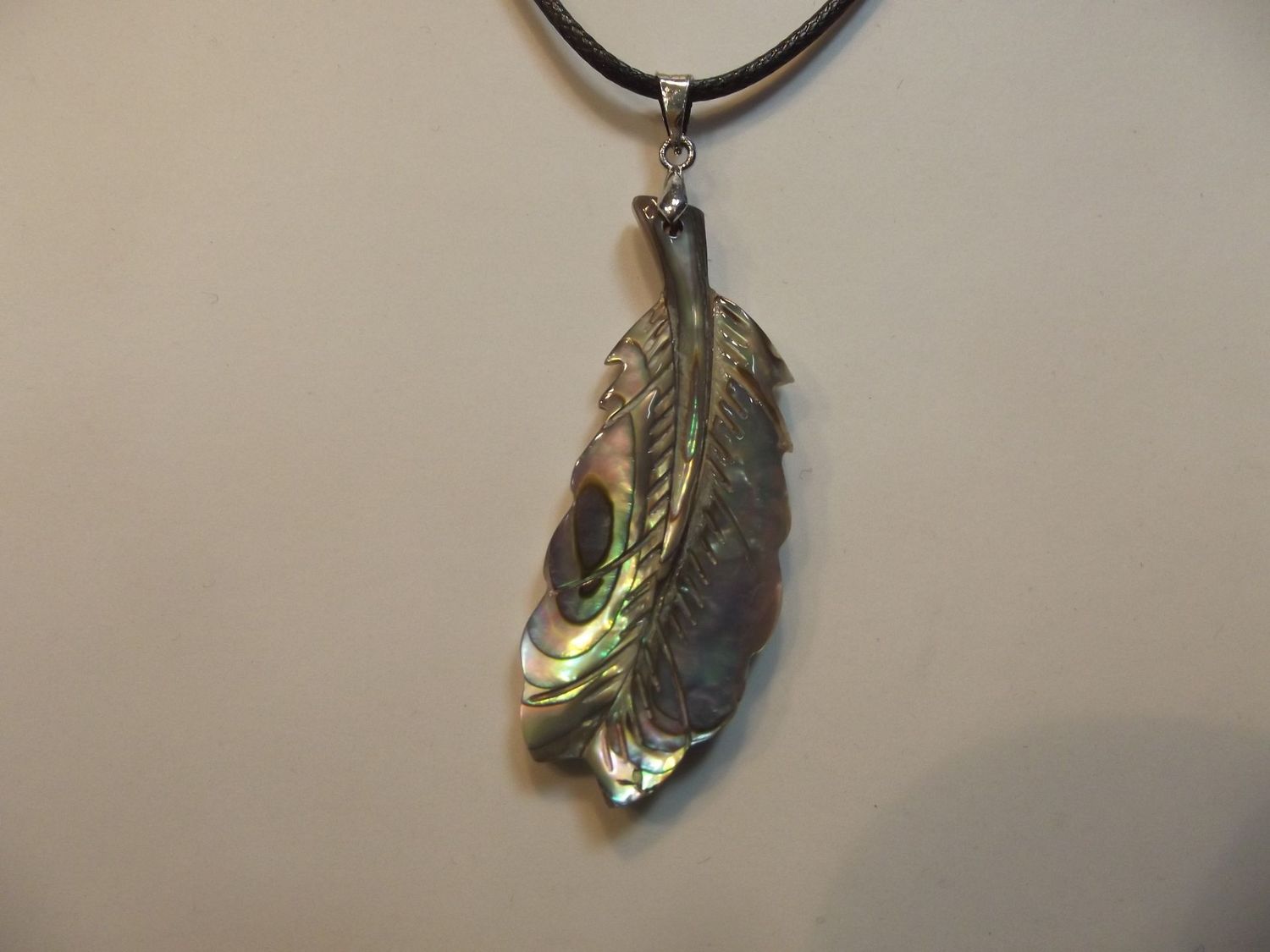 Pendentif plume en nacre abalone