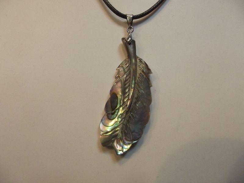 Pendentif plume en nacre abalone