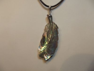 Pendentif plume en nacre abalone