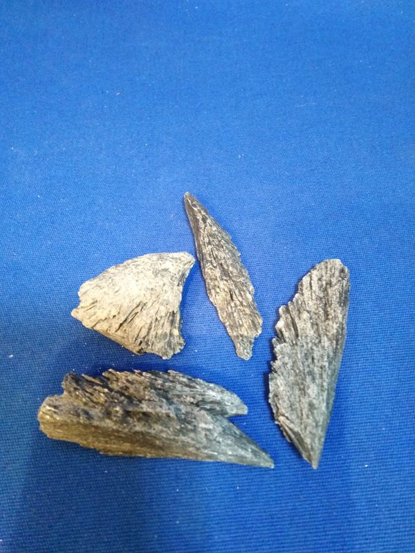 Cyanite noire brute (taille moyenne)