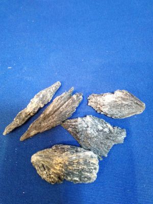 Cyanite noire brute (petite taille)