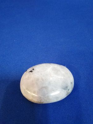 Galet de labradorite blanche