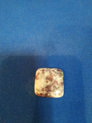 Cabochon carré de lépidolite