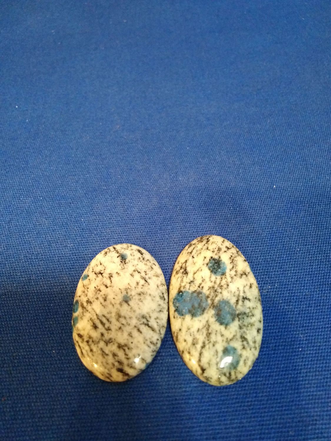 Lot de 2 cabochons de jaspe K2