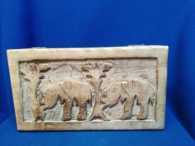 Boîte en bois blanchi décor éléphant