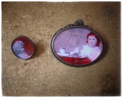 Set of 2 brooches &quot;The Missing&quot;