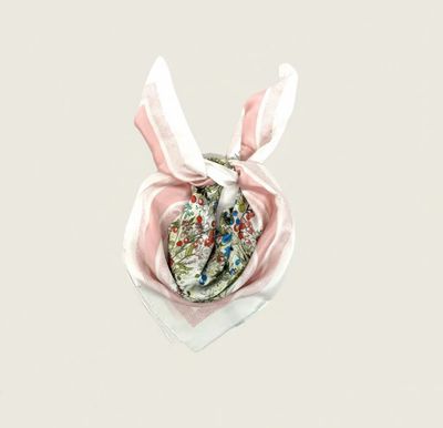 Foulard rose fleuris 