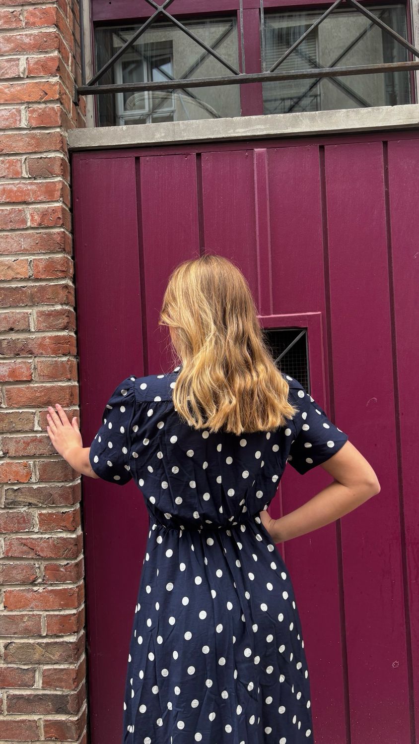 Robe à pois bleu et blanche 