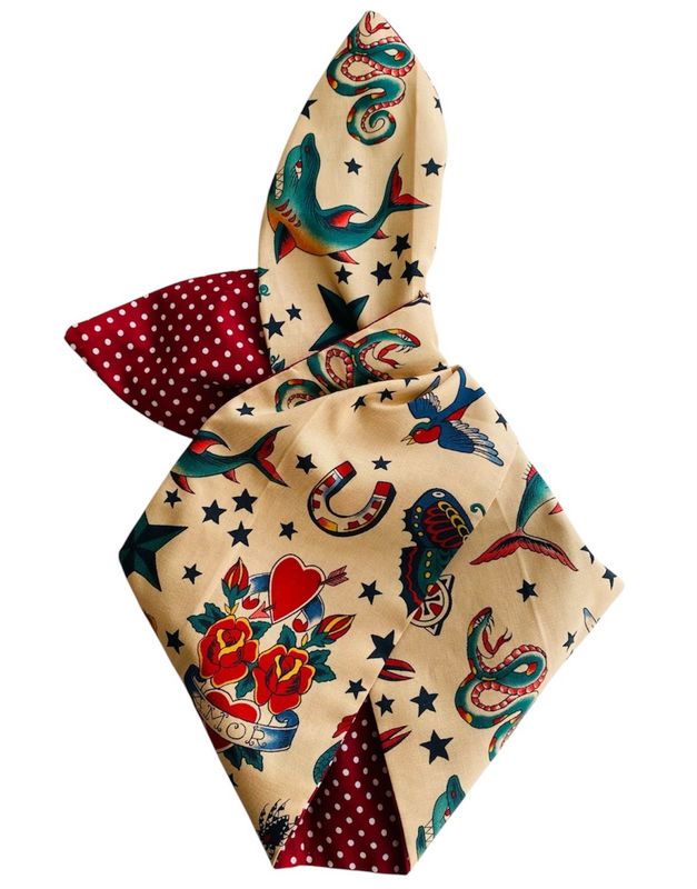 Tattoo print in beige with wine polka reverse