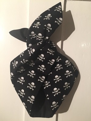 Jolly Roger blk with white skull wired hairband