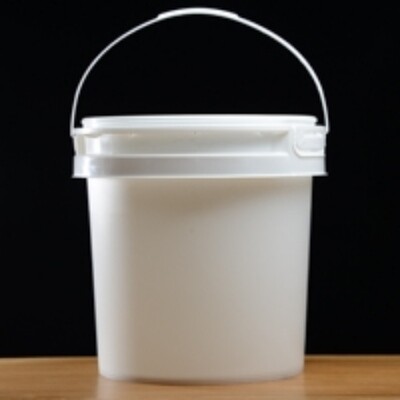 2 Gallon bucket w/ lid