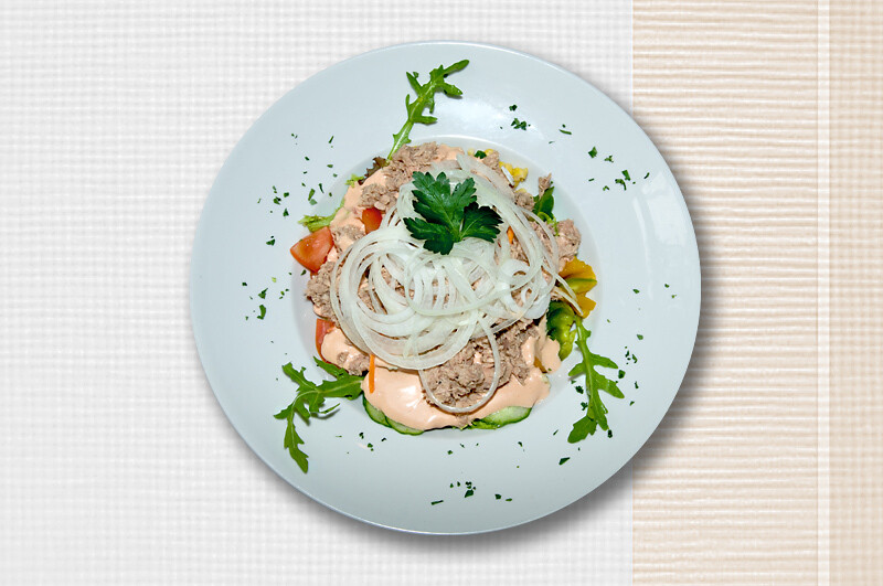 Salatschüssel mit Thunfisch und Zwiebelringen