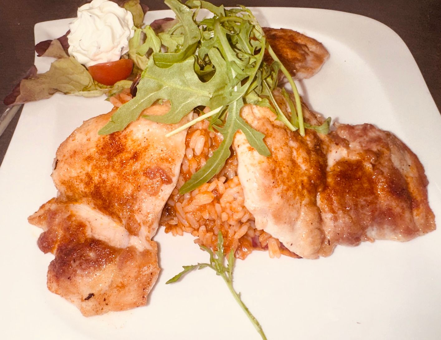 Ausgelöste Hühnerkeule vom Grill mit Tomaten-Gemüsereis