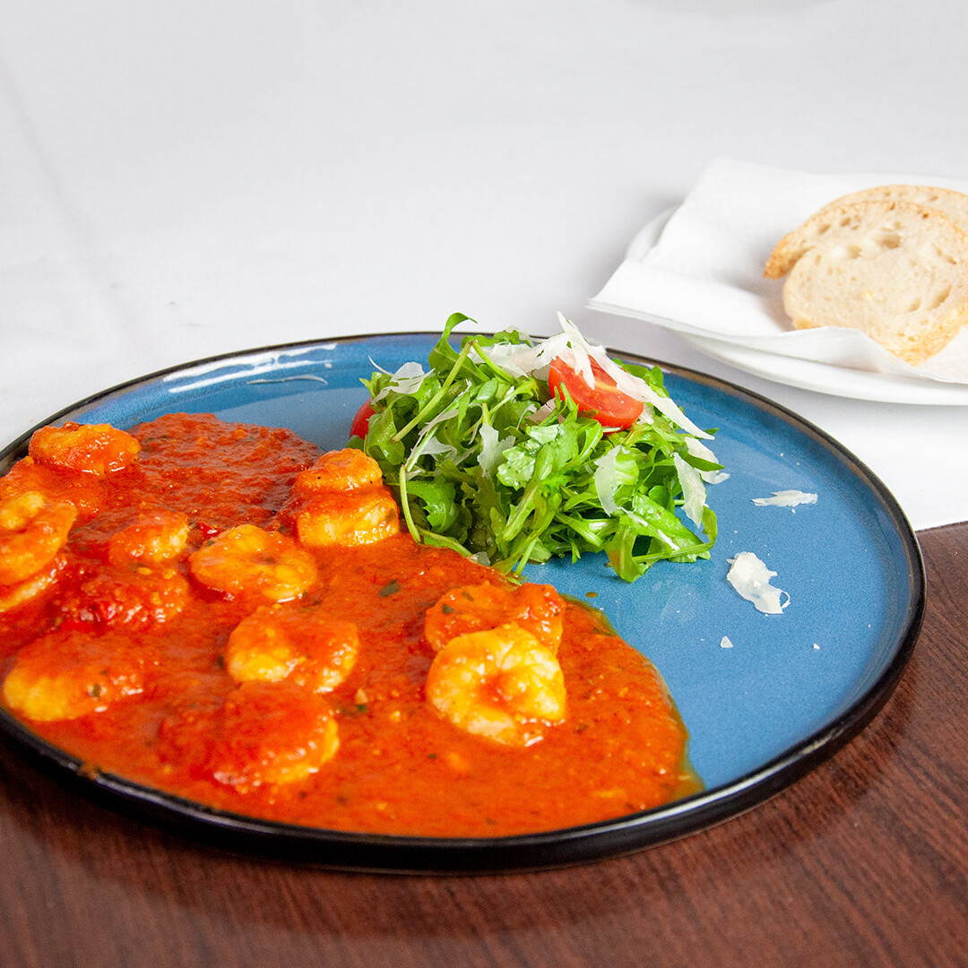 Chilligarnelen mit Hausbrot und Rucolasalat