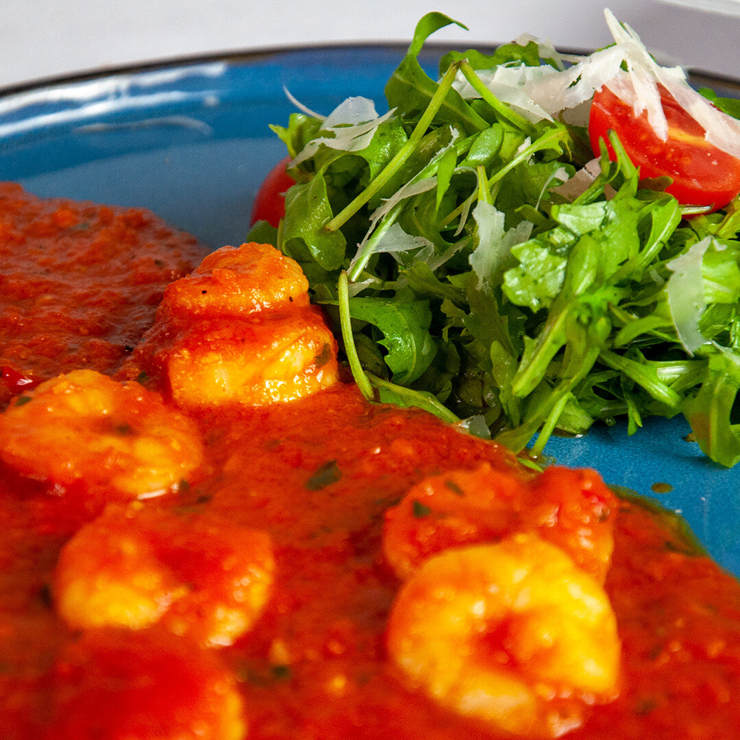 Chilligarnelen mit Hausbrot und Rucolasalat
