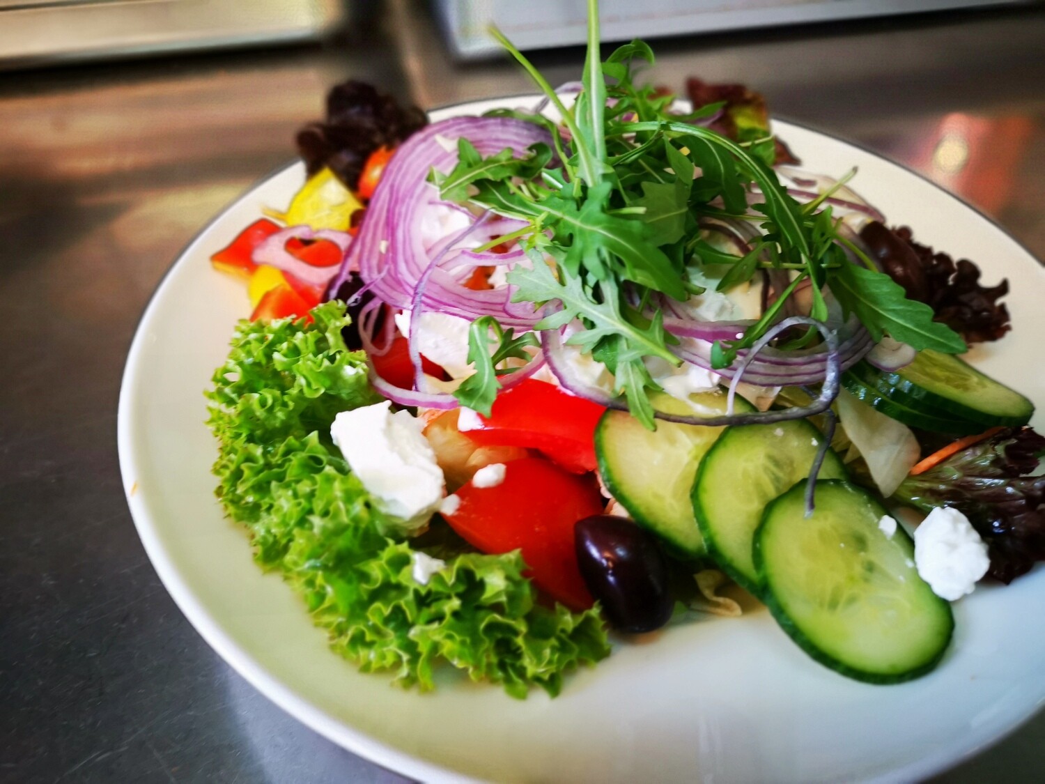 Salatschüssel mit Schafkäse und Oliven