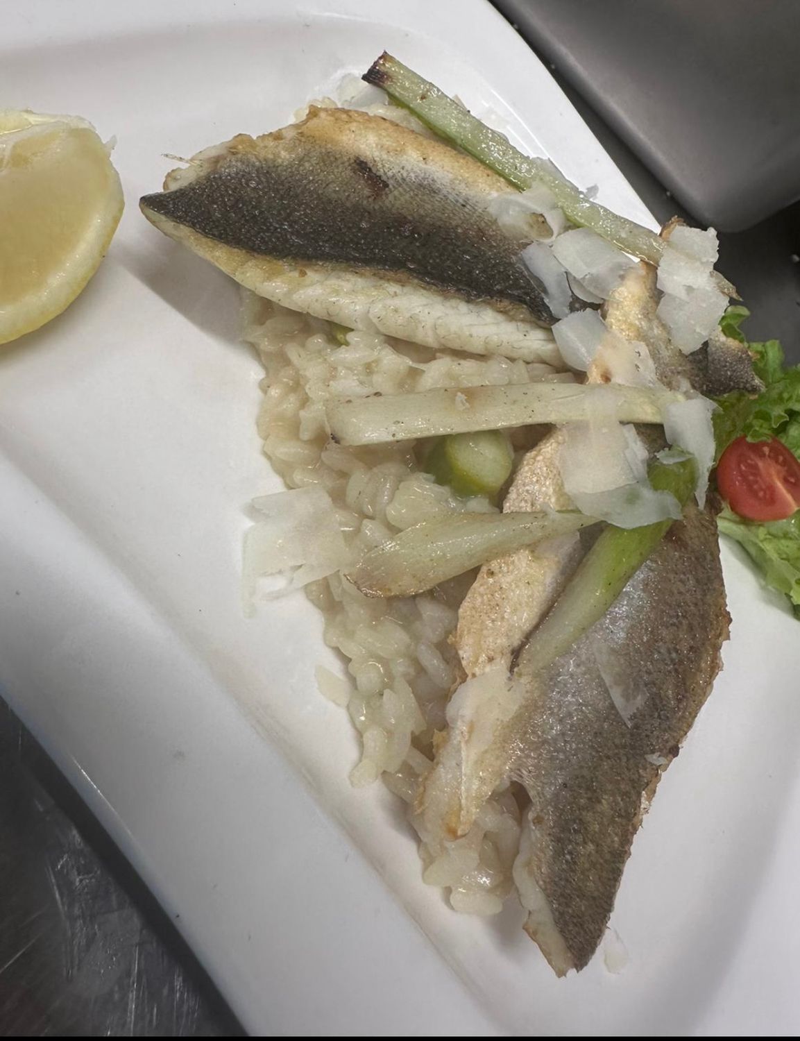 Wolfsbarschfilet  auf Spargelrisotto