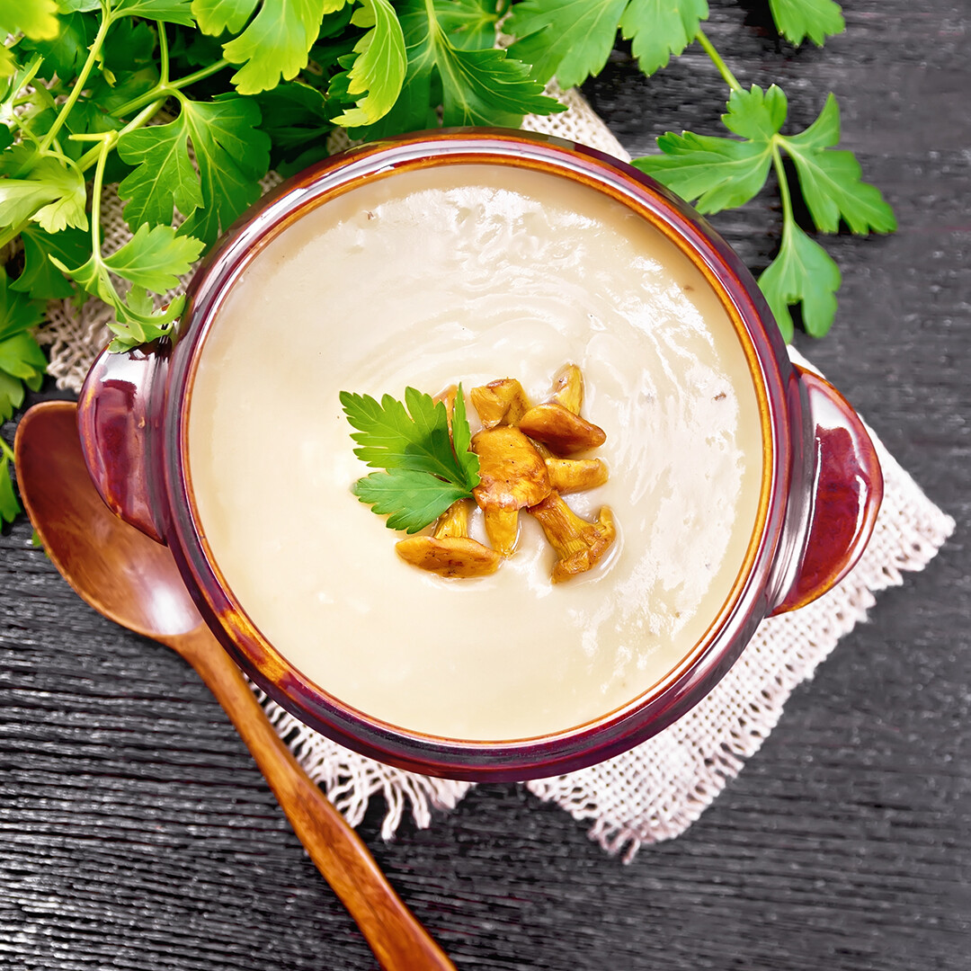 Zuppa di patate e finferli con scaglie di prosciutto