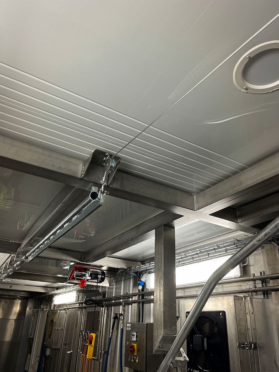 ​THE OVERVOXT AGROPROCESS™ MOBILE PORK UNIT. CONTENEDOR MARÍTIMO CON MATADERO PORTÁTIL COMPLETO PARA PORCINO (40’)