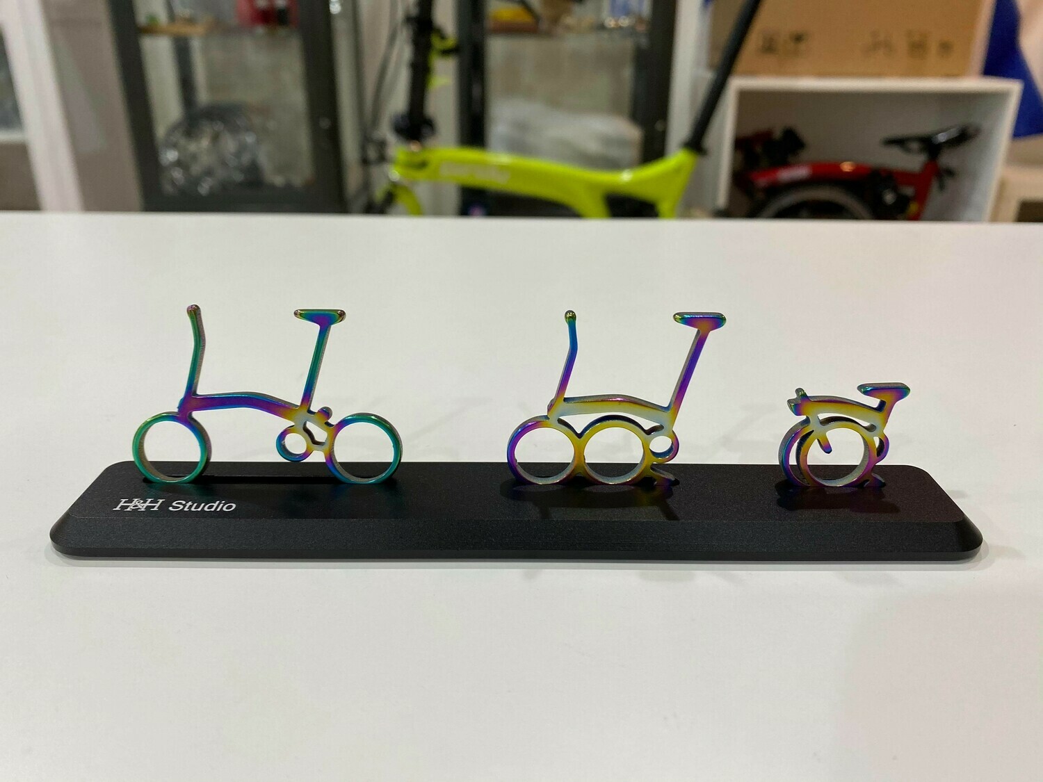 Brompton Iconic Titanium Decor, Pendant Keychain (H&amp;H), Colour: Rainbow, Icon Image: 3 folds Bs with Aluminum Black Platform