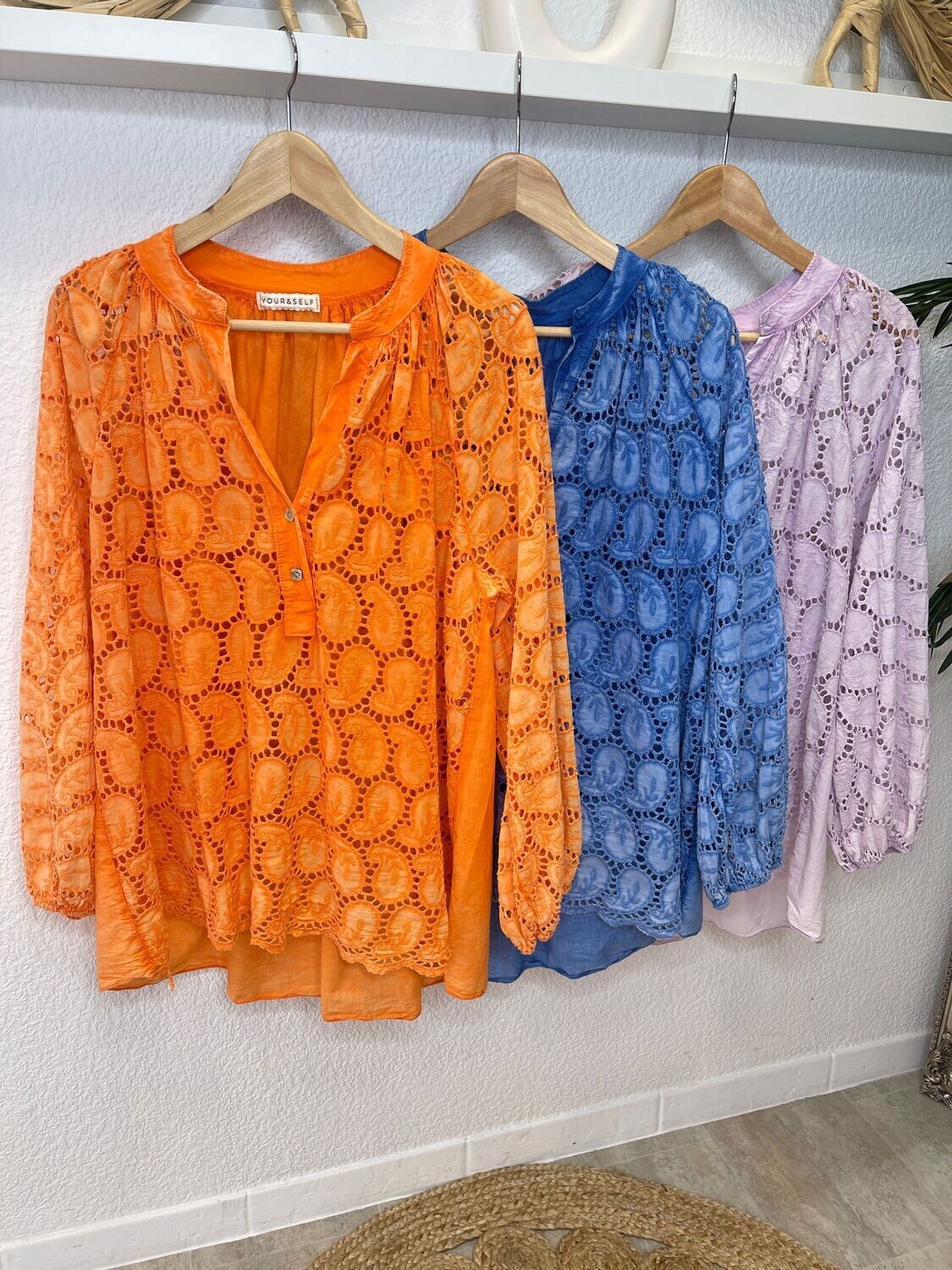 Lochstickerei Bluse luftig leicht mit kurzer Knopfleiste und V-Ausschnitt  in 3 Farben