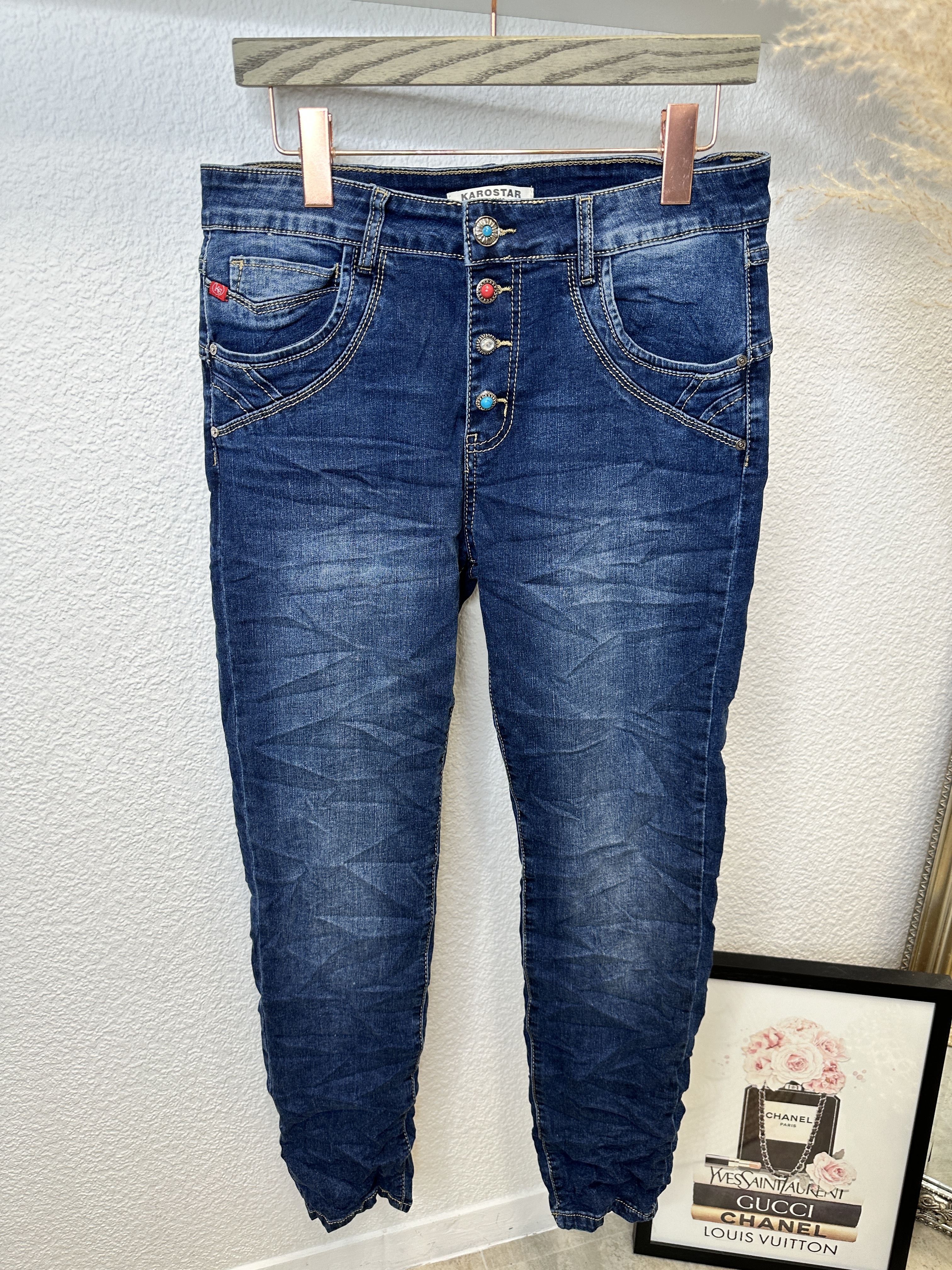 Karostar Jeans mit bunten Kn pfen und leichter Used Optik Jeansblau