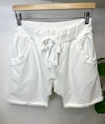 Wendy Shorts in Weiss