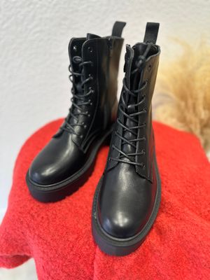 Plateau Schnür Boots in Schwarz