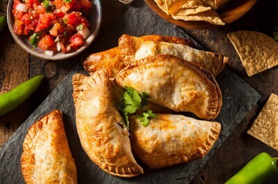 Empanadas Pork Medium Spicy 2pcs w Salsa 200 g
