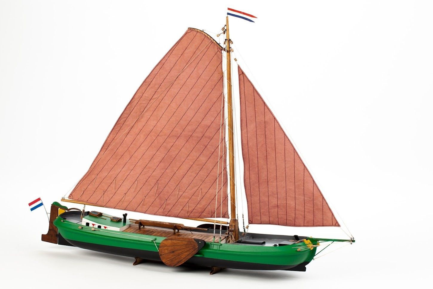 Billing Boats BIL510398_V 1/36 Friesischer Tjalk „Skutsje“, Schiffsbauset - Montagebausatz Billing Boats BIL510398_V 1/36 Friesischer Tjalk „Skutsje“, Schiffsbauset - Montagebausatz