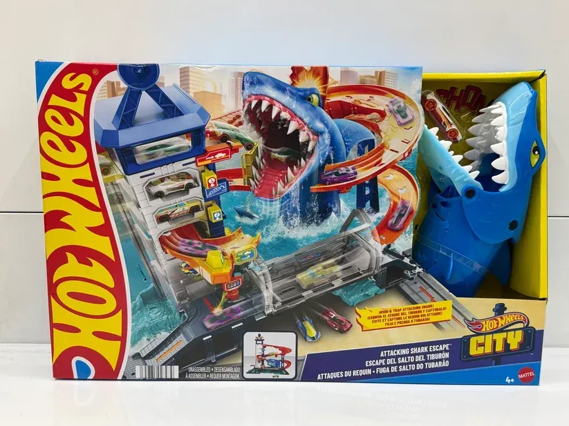 Hot Wheels HDP06 City Attacking Shark Escape Playset w/1 Toy Car in 1/64 Scale, Length 21.3 in
