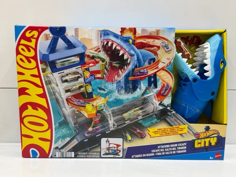 Hot Wheels HDP06 City Attacking Shark Escape Playset w/1 Toy Car in 1/64 Scale, Length 21.3 in