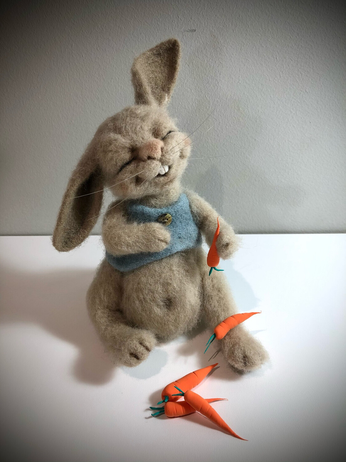 KAN BESTILLES. Den lille late, forspiste haregutten H.18cm Med 3 Stk. gulerøtter