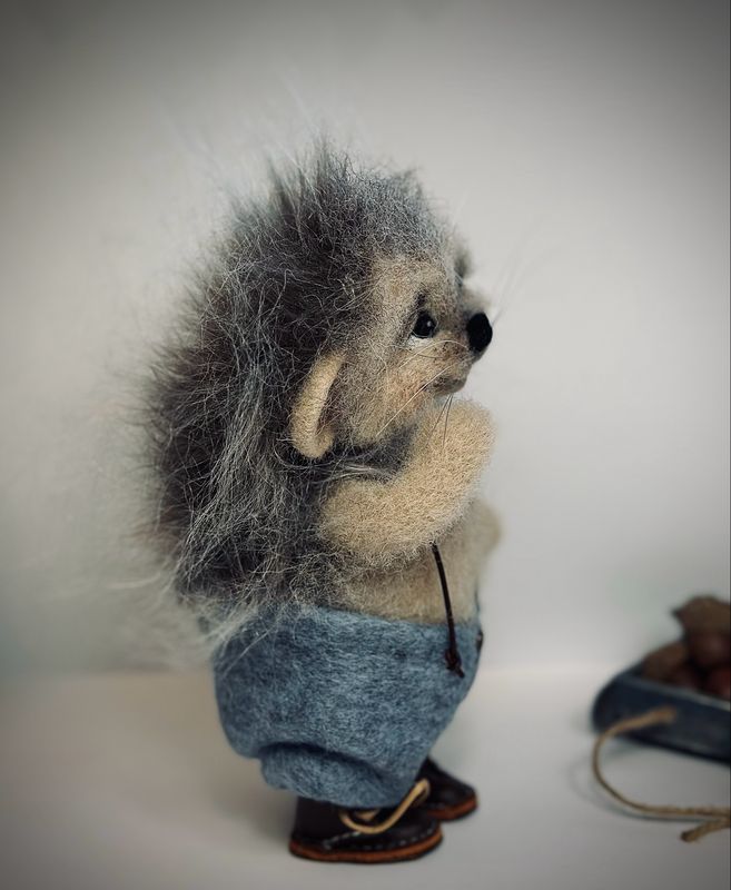 Bolla Pinnsvin 17cm med sin hjemmesnekra tralle,fullt med deilig saftig hasselnøtter🦔BUDRUNDE INNE PÅ FB SIDEN ULLTROLLET FREM TIL 21.00