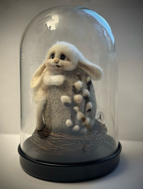 Frøken harepus 22x13cm i en glass kuppel