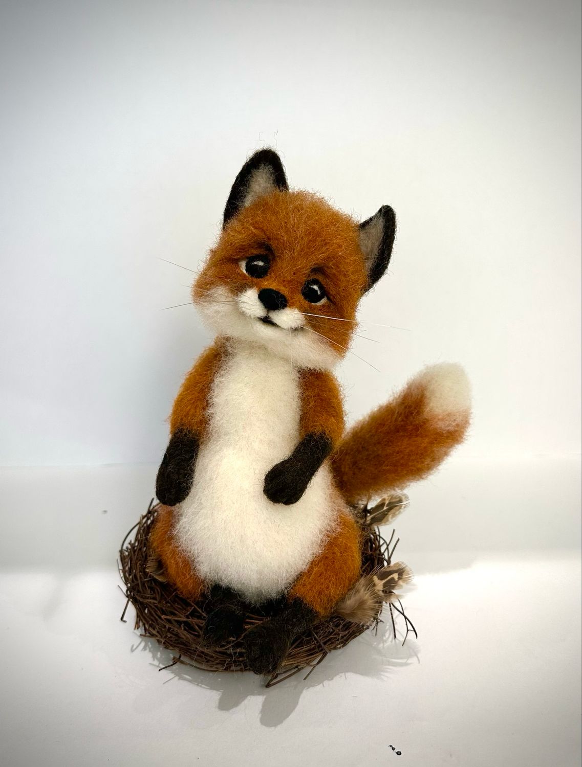 Revejenta Frida 18cm,sittende i et rede🪺🦊BUDRUNDE INNE PÅ FB SIDEN ULLTROLLET I DAG 25/2 frem til 21.00